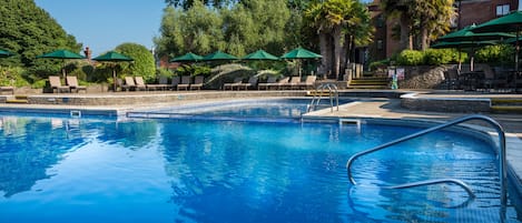 Piscine couverte, piscine extérieure, chaises longues