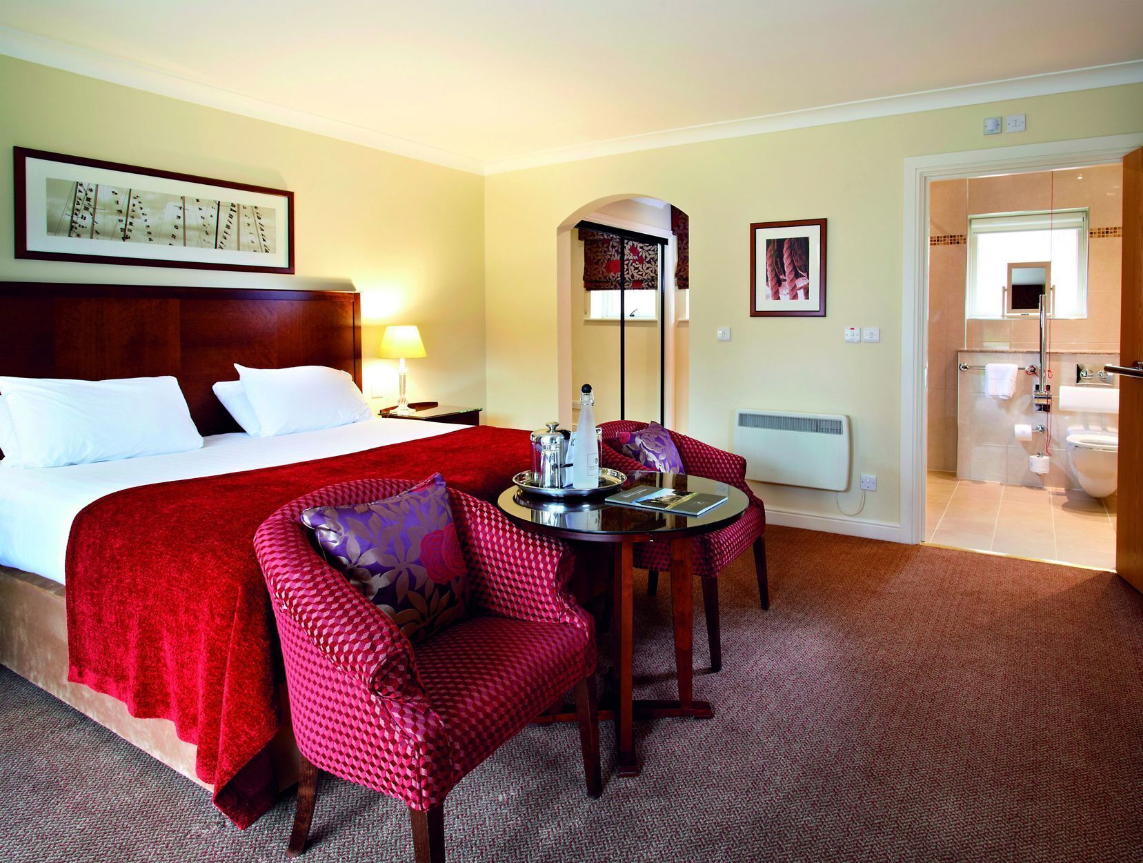 Skrivebord, blendingsgardiner, strykejern/-brett og reiseseng for barn