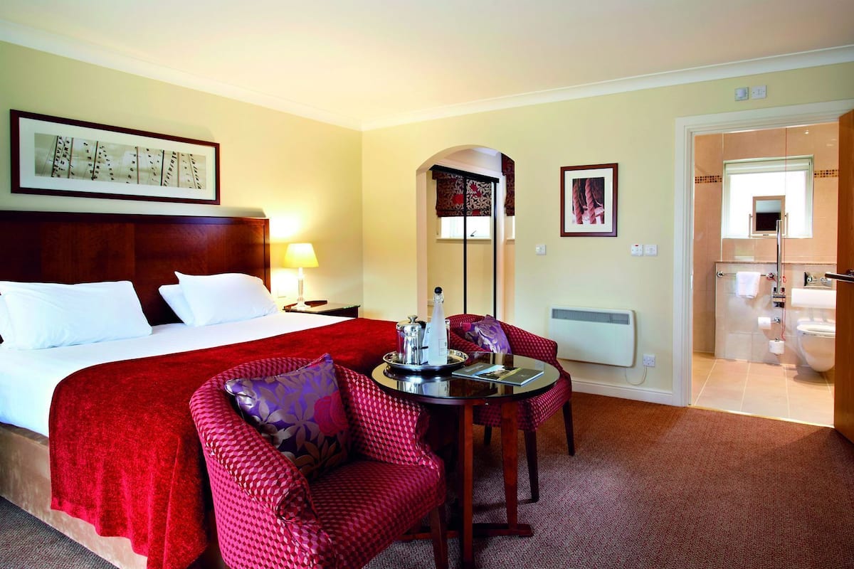 Escriptori, cortines opaques i planxa i posts de planxar