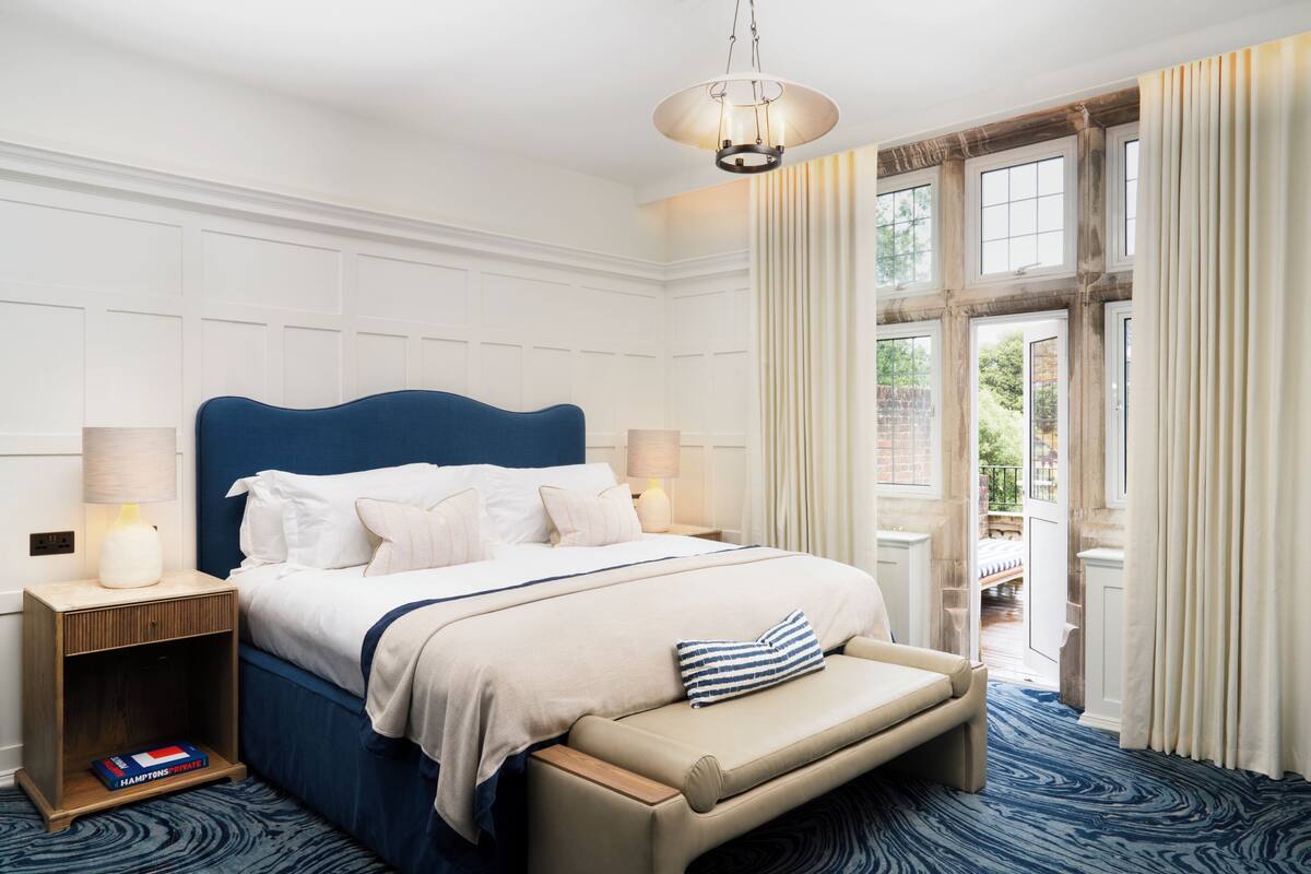 Suite, 1 King Bed, Balcony (Manor) | Desk, blackout drapes, iron/ironing board, travel crib