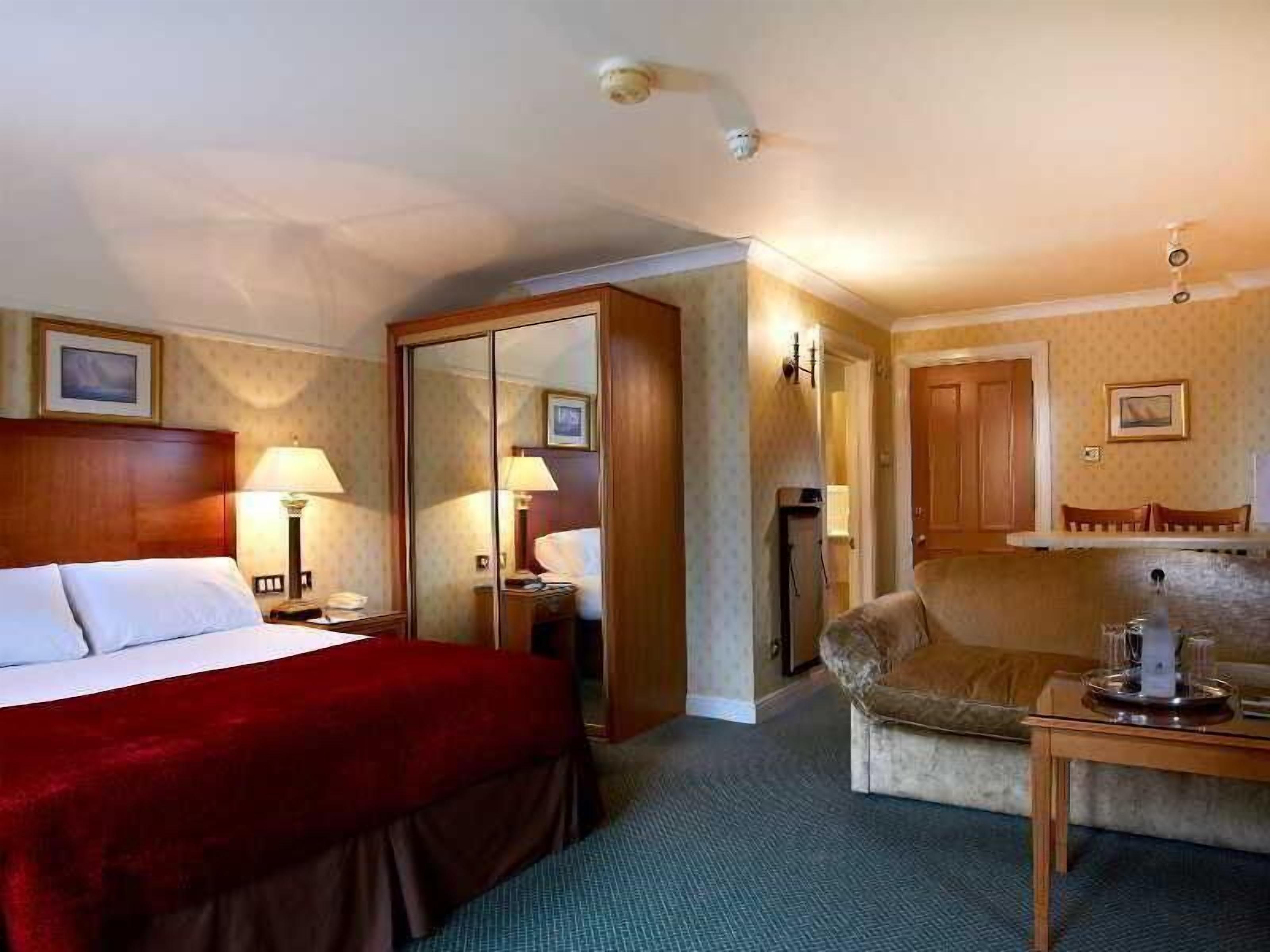 Skrivebord, blendingsgardiner, strykejern/-brett og reiseseng for barn