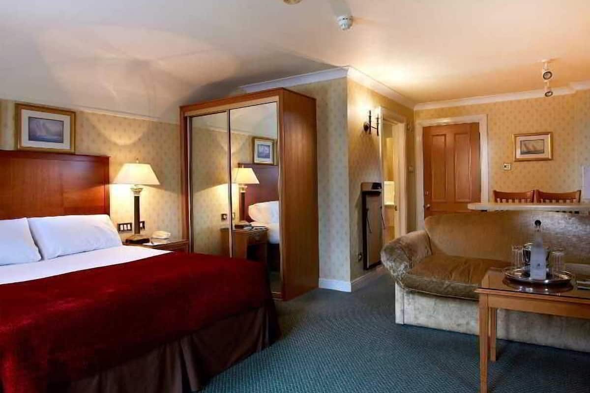 Escriptori, cortines opaques i planxa i posts de planxar