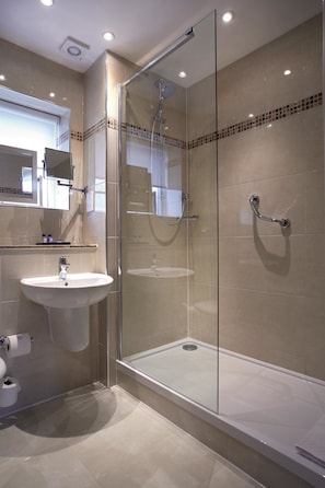 Bathtub, hair dryer, towels - Elmers Court Hotel (Lymington)