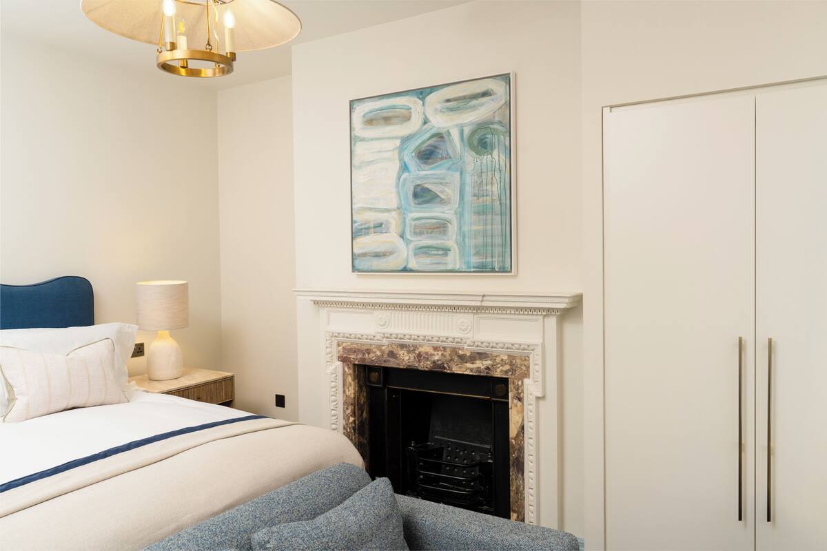 Room, 1 King Bed (Manor Standard) | Desk, blackout drapes, iron/ironing board, travel crib