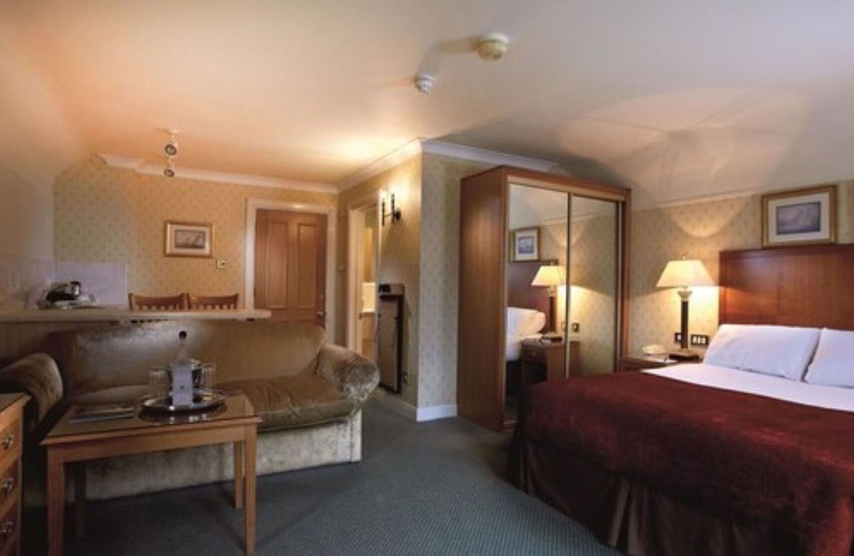 Skrivebord, blendingsgardiner, strykejern/-brett og reiseseng for barn