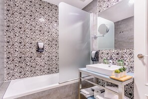Combined shower/bathtub, hair dryer, bidet, towels - Hotel Patio de la Alameda (Seville)