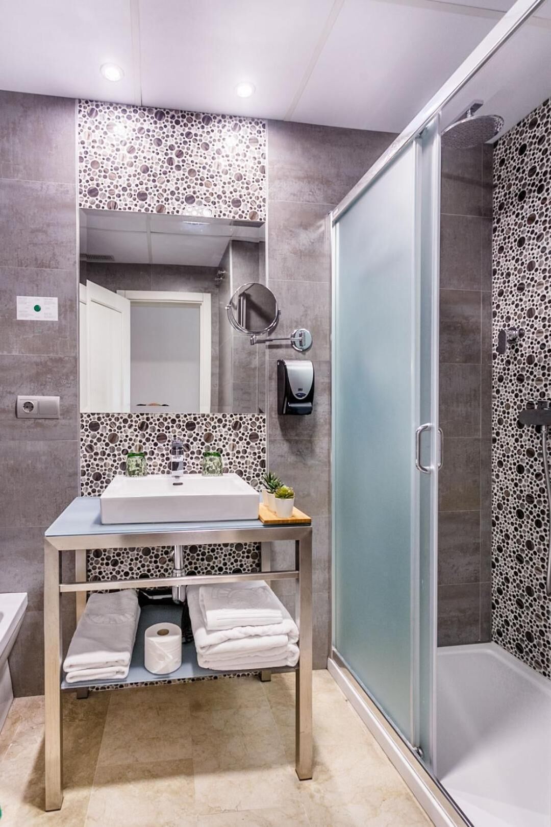 combined shower/bathtub, hair dryer, bidet, towels