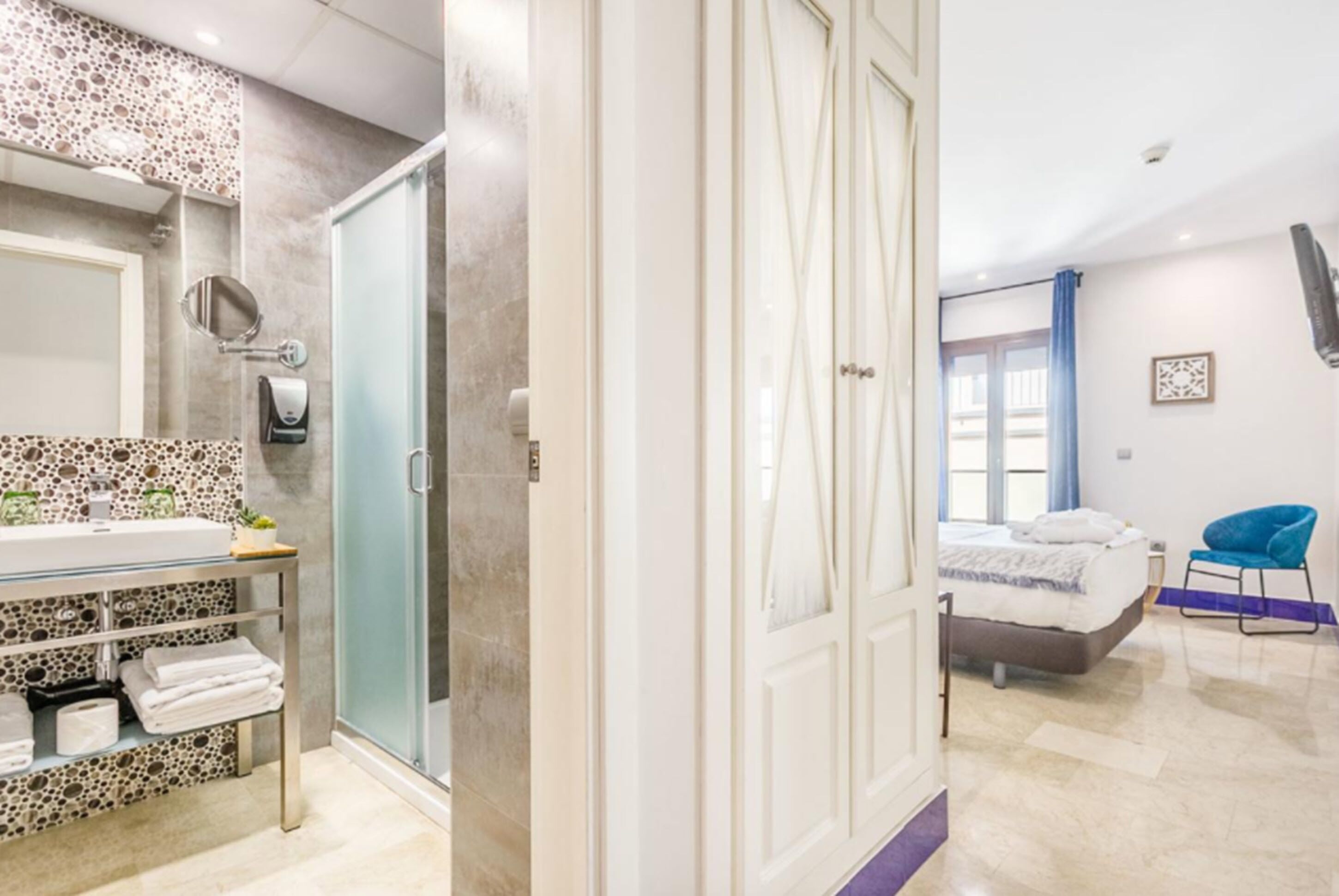 minibar, in-room safe, individually decorated, iron/ironing board