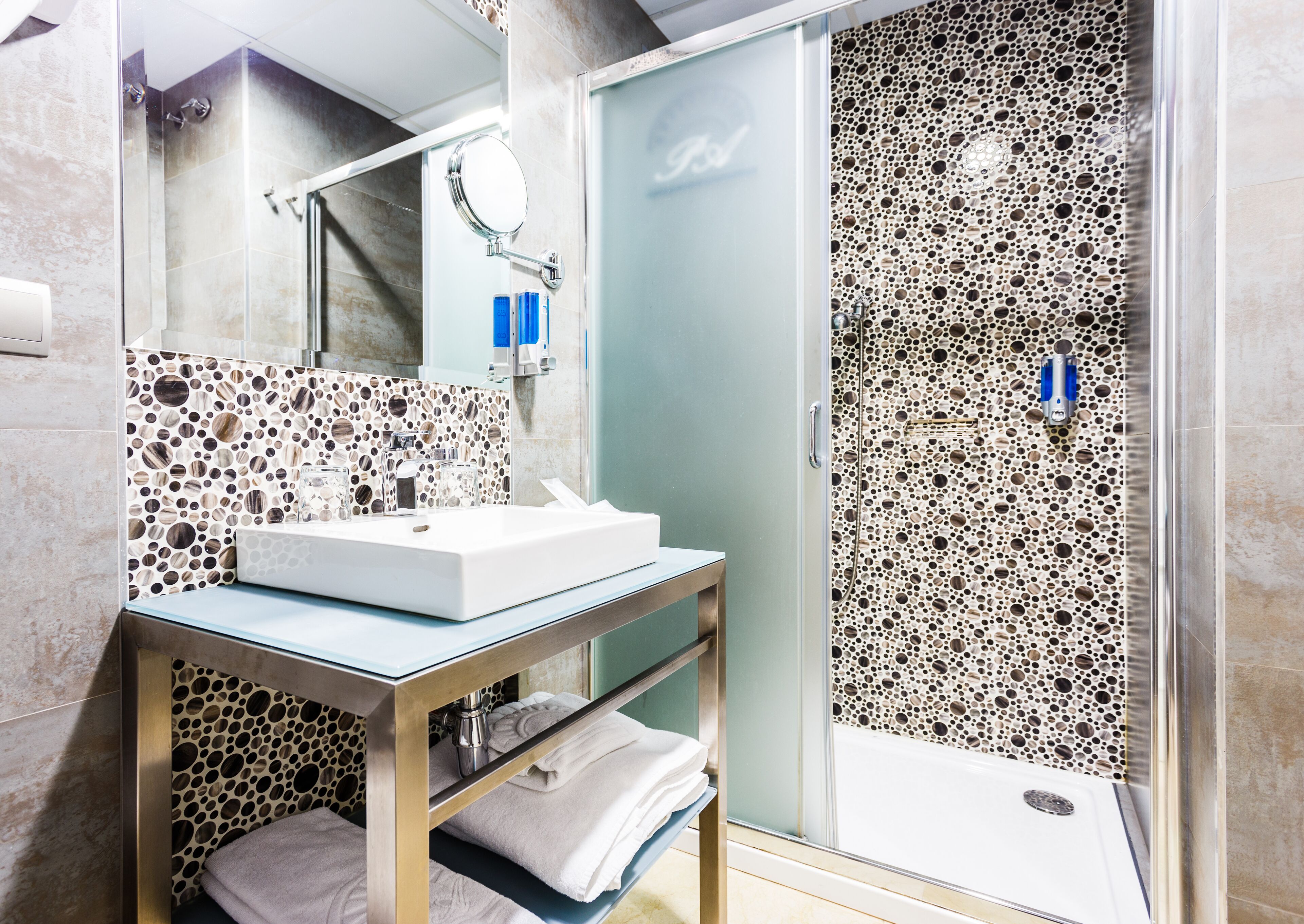 combined shower/bathtub, hair dryer, bidet, towels