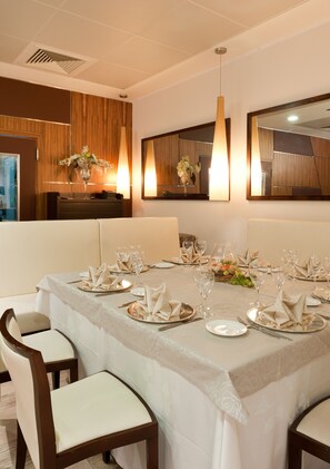 供应早餐、午餐和晚餐，地中海菜，室外就餐