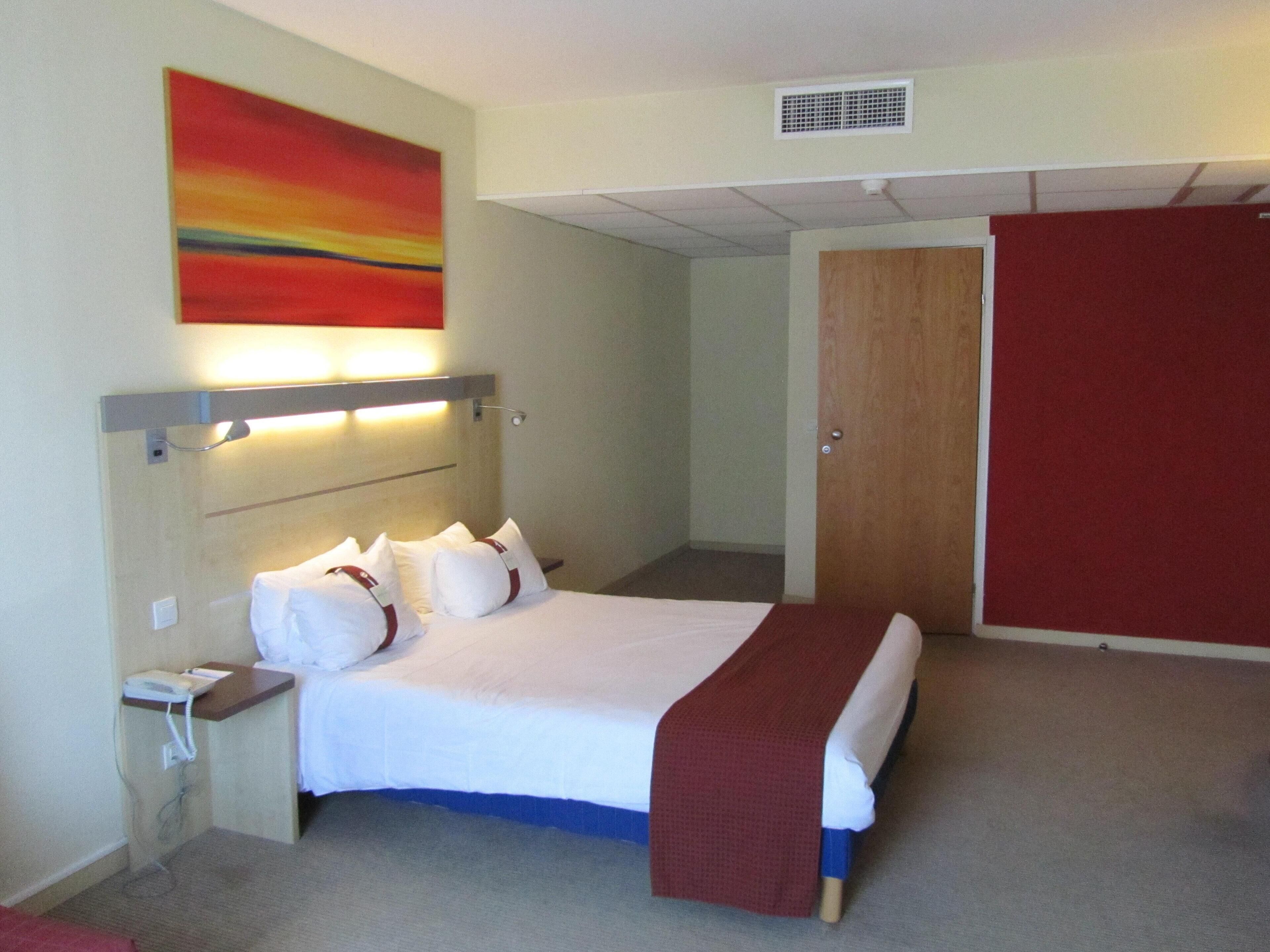 مكتب ومكواة/لوح كي وأسرّة أطفال/رضّع (مجانًا) وأسرّة قابلة للطي