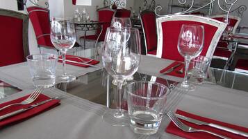 Serveert lunch en diner