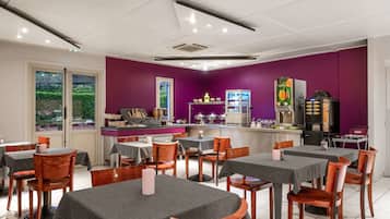 Daily continental breakfast (EUR 11.90 per person)