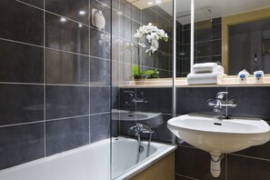 Combined shower/tub, eco-friendly toiletries, hair dryer, towels - Comfort Hotel Grenoble Meylan (Meylan)