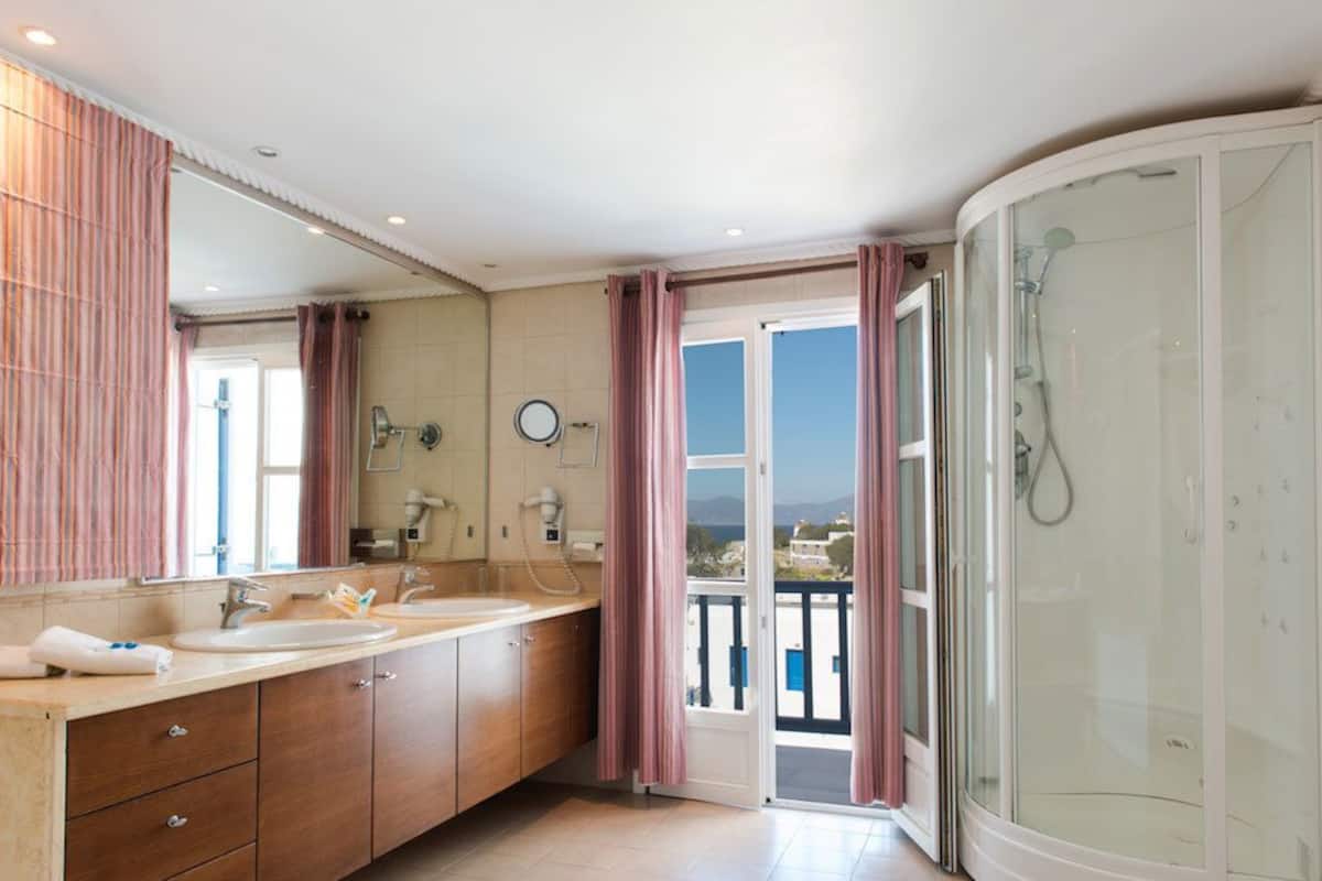 suite | bathroom | combined shower/bathtub, hair dryer, towels