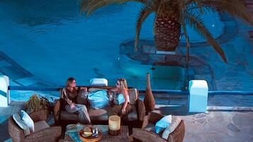 Outdoor pool, pool umbrellas, sun loungers
