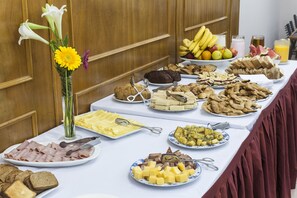 Tägliches Frühstücksbuffet (13 USD pro Person)