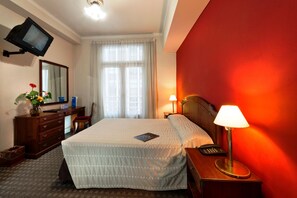 Zimmersafe, Schreibtisch, kostenlose Babybetten, kostenloses WLAN