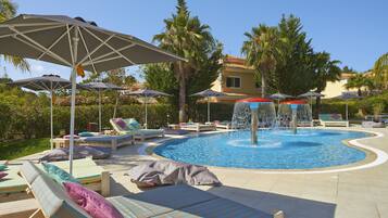 Piscine couverte, piscine extérieure, parasols de plage, chaises longues
