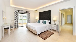 Decoración personalizada, muebles diferentes y cortinas blackout 