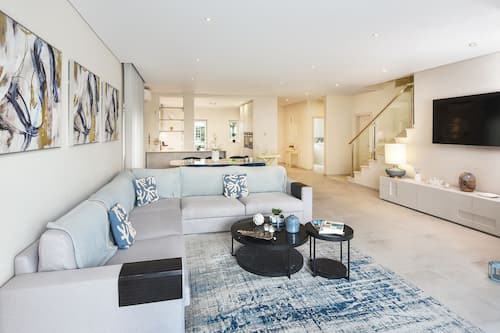 Casa de ciudad superior, 3 habitaciones, alberca privada | Área de sala de estar | Televisión LCD