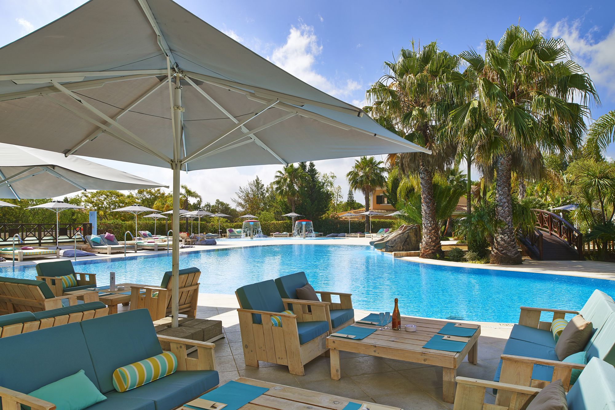 Quầy bar bên hồ bơi