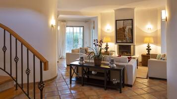 Villa, 4 habitaciones, piscina privada | Zona de estar | Una televisión LCD