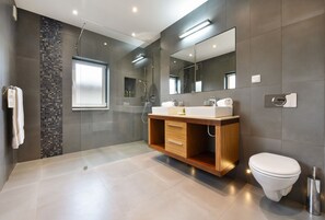 Superior Villa, 4 Bedrooms, Private Pool | Bathroom | Combined shower/tub, designer toiletries, hair dryer, bathrobes - Martinhal Quinta Family Resort (Loulé)