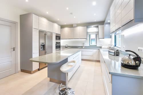Villa superior, 4 habitaciones, alberca privada | Cocina privada | Refrigerador con congelador, microondas y parrilla de estufa