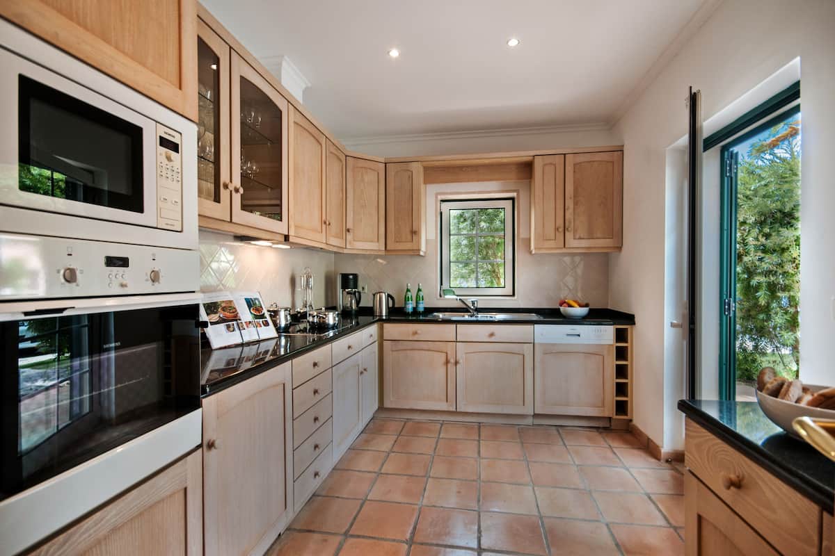 full-sized fridge, microwave, stovetop, dishwasher