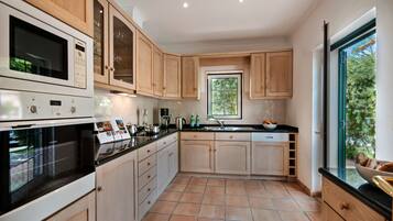 Full-sized fridge, microwave, stovetop, dishwasher