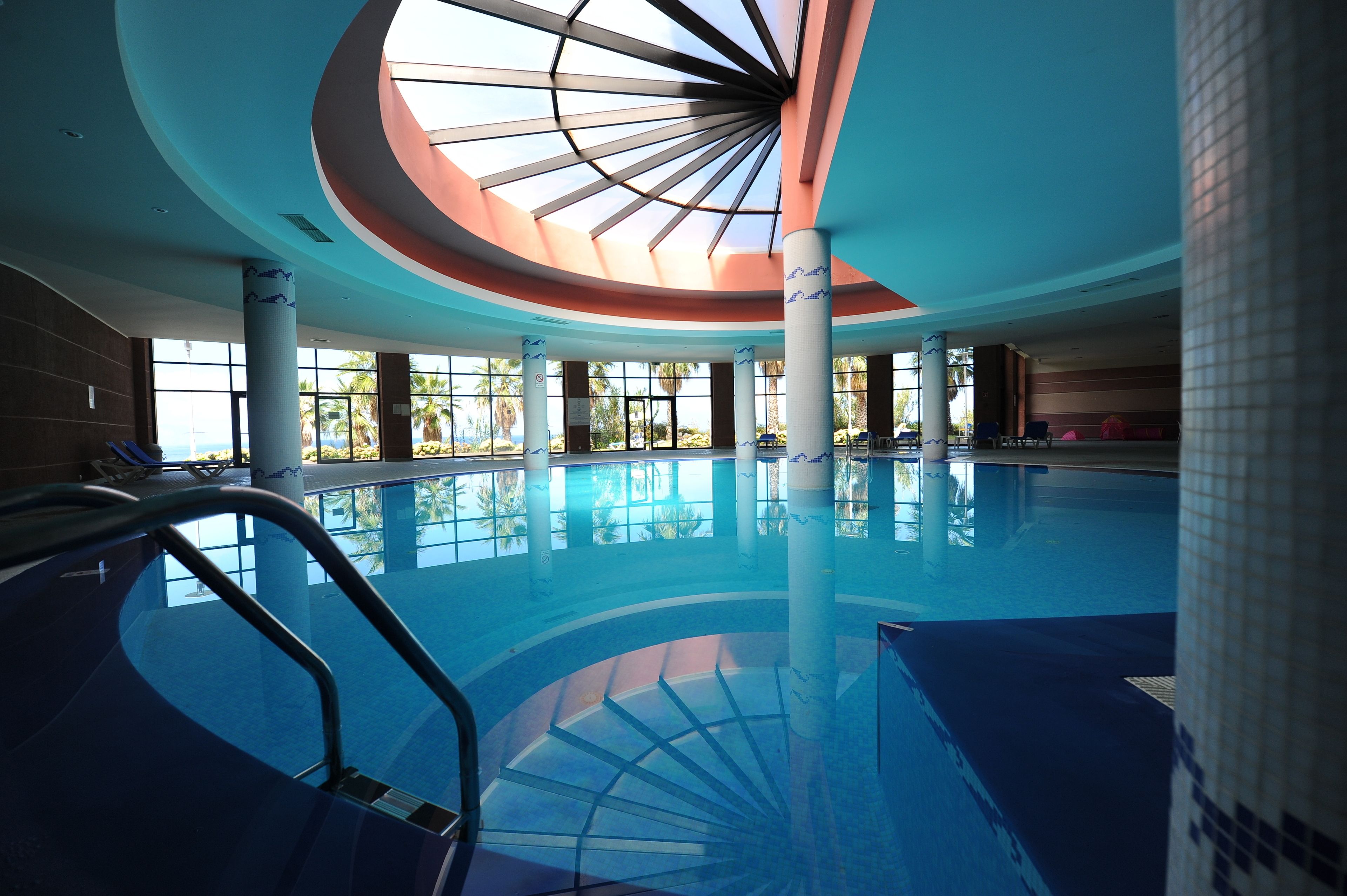 Una piscina techada, una piscina al aire libre