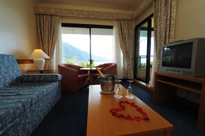 Suite | Een minibar, een kluis op de kamer, verduisterende gordijnen, beddengoed