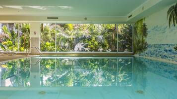 Piscina interna, piscina externa, guarda-sóis, espreguiçadeiras