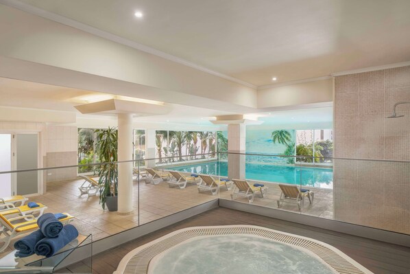 Indoor pool, outdoor pool, pool umbrellas, sun loungers - Dorisol Estrelicia Hotel (Funchal)