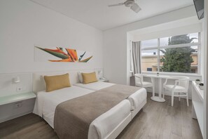 Cortinas blackout, tabla de planchar con plancha y wifi gratis 