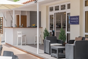 Petit déjeuner et dîner servis sur place