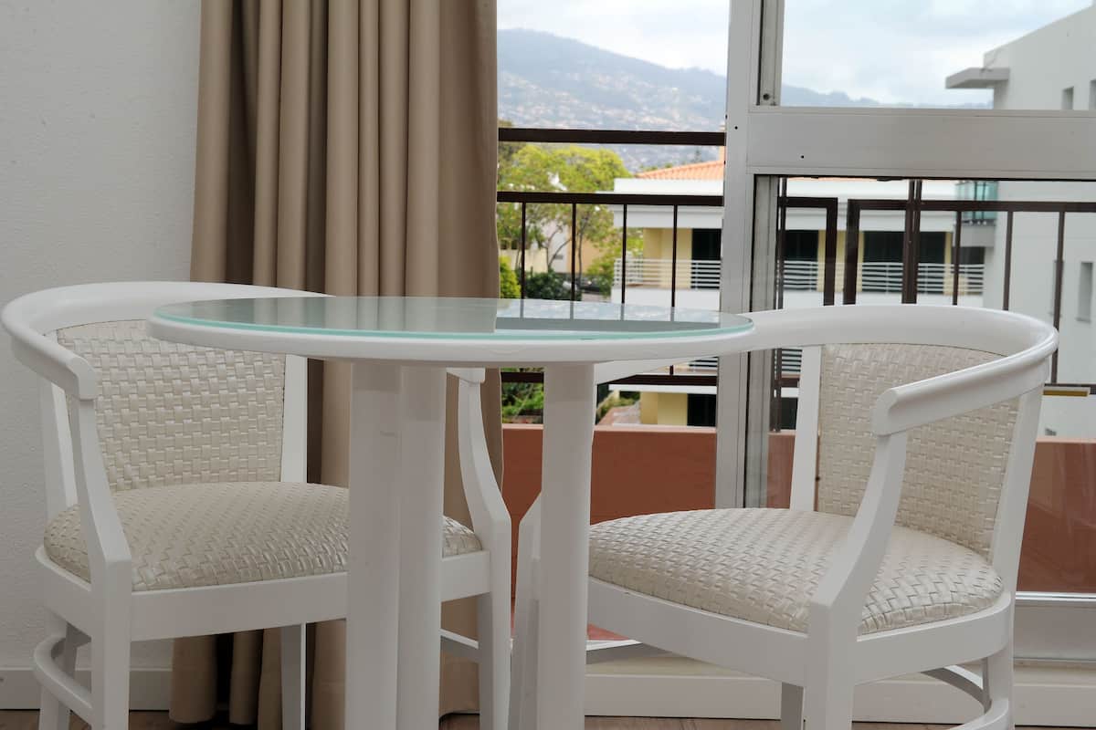 Cortinas blackout, tabla de planchar con plancha y wifi gratis