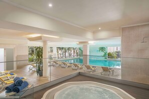 Alberca techada, 2 albercas al aire libre y sombrillas en la alberca