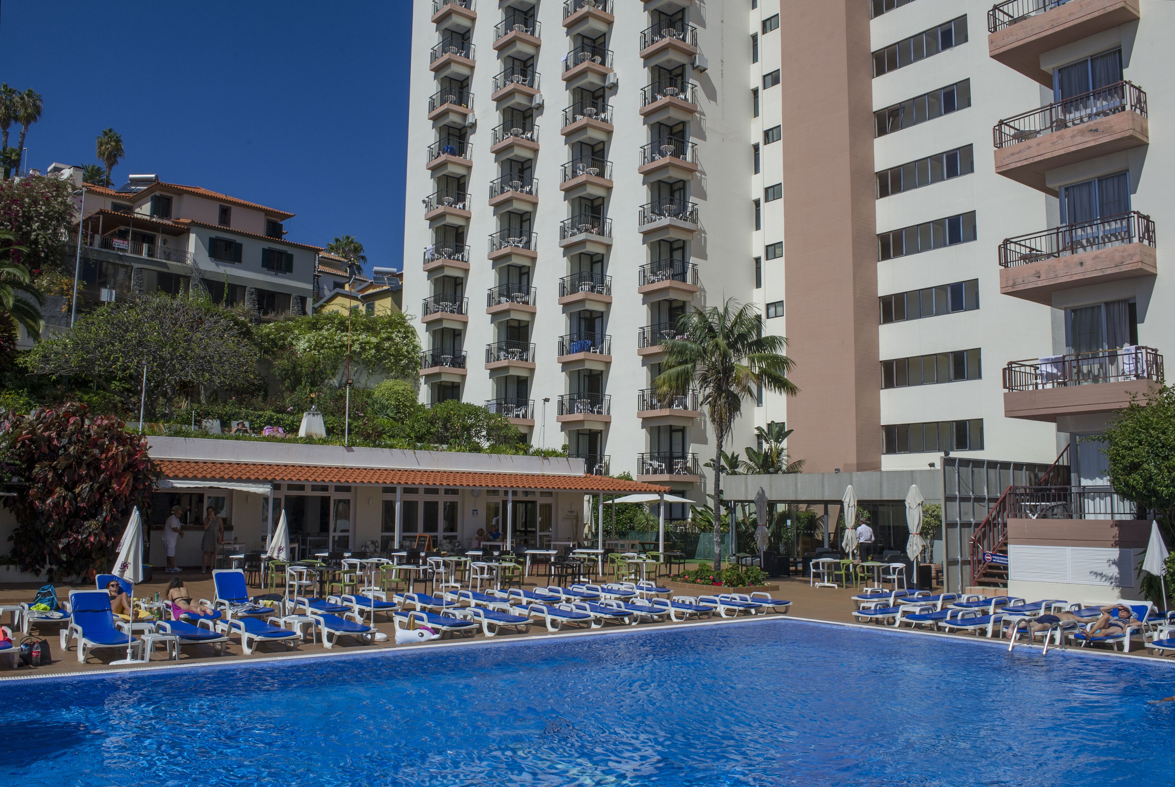 Alberca techada, 2 albercas al aire libre y sombrillas en la alberca