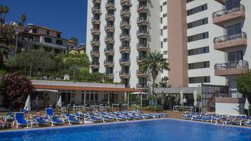 SisÀuima-allas, 2 ulkouima-allasta, aurinkovarjoja, aurinkotuoleja