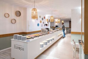 3 restaurants; breakfast, lunch and dinner served  - Dorisol Mimosa Studio Hotel (Funchal)