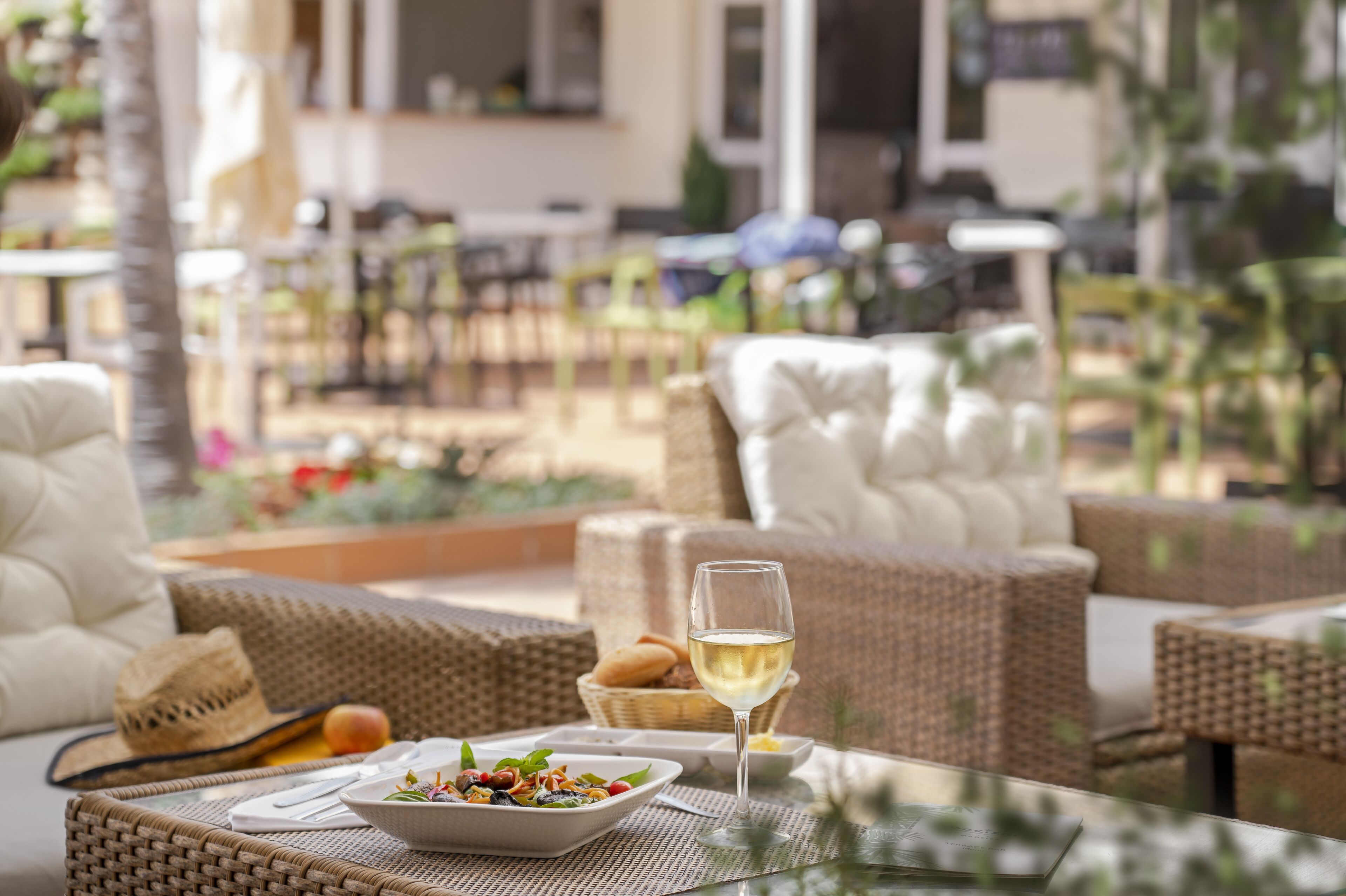 3 restaurantes; se sirven desayunos 