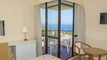 Estudi superior, vistes al mar | Minibar, cortines opaques i habitacions insonoritzades