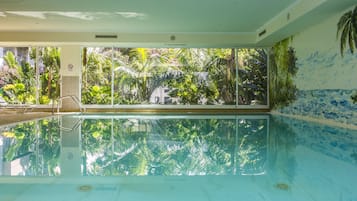 Piscina coberta, 2 piscines a l'aire lliure, para-sols i gandules