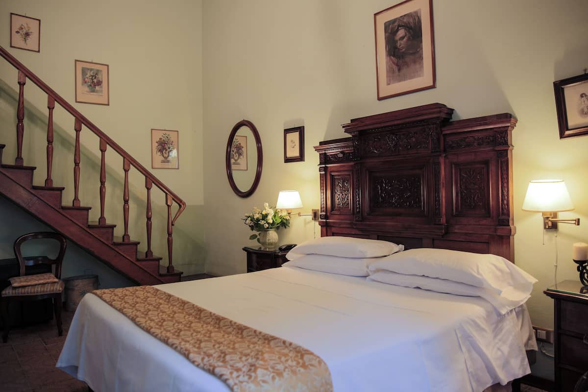 Minibar, Zimmersafe, Schreibtisch, Bügeleisen/Bügelbrett