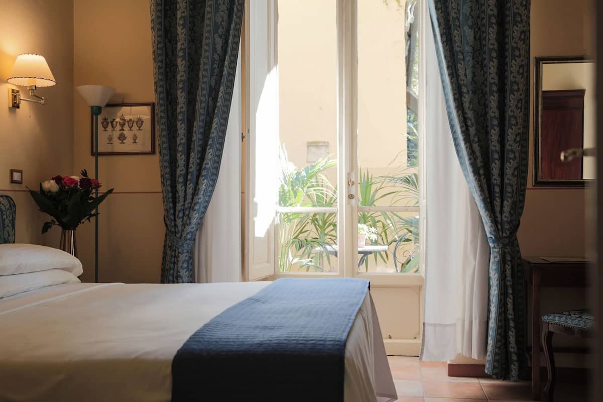 Minibar, safe på rommet, skrivebord og strykejern/-brett