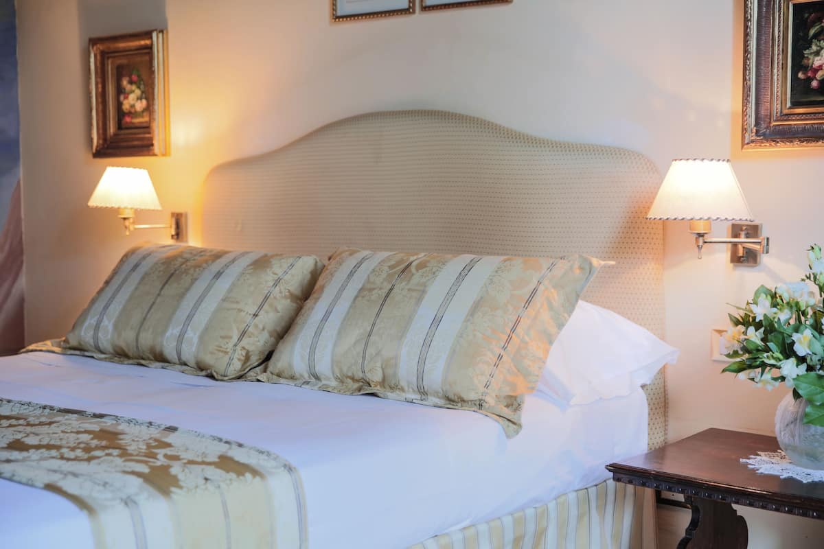 Deluxe Room | Minibar, in-room safe, desk, iron/ironing board