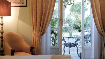 Minibar, in-room safe, desk, iron/ironing board