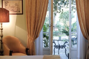 Minibar, in-room safe, desk, iron/ironing board - Hotel Villa Liana (Florence)